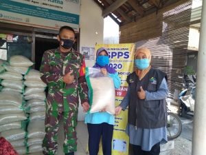 Babinsa Koramil 0815/03 Sooko Pantau Penyaluran BSPPS