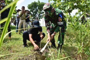 Lestarikan Alam, Danrem 082/CPYJ Tanam 100 Pohon Trembesi di Desa Bendo