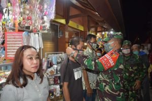 Danrem 082/CPYJ Bagikan 1000 Masker di Pasar Benpas