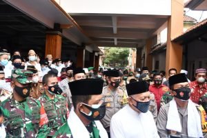 Danrem 082/CPYJ Dampingi Pangdam Dan Kapolda Kunjungi Ponpes Di Jombang