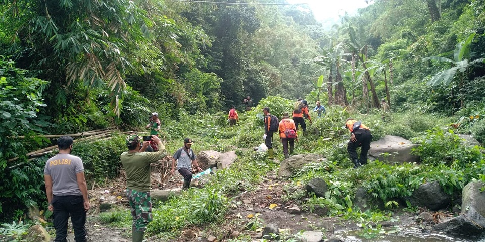 Koramil 16/Pacet Bersama BKPH Bersih-bersih Sungai Dawuhan