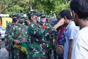 Danrem 082/CPYJ Turun Langsung Bagikan Masker di Bojonegoro
