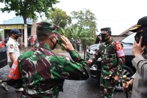Danrem 082/ CPYJ Dampingi Forkopimda Jatim Tinjau TPS di Kabupaten Mojokerto
