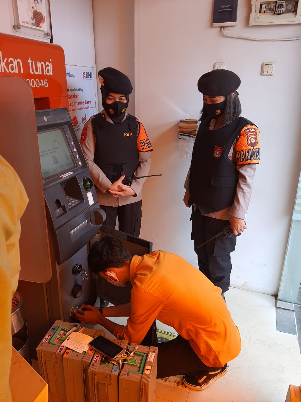 Patroli Polwan Dit Pam Obvit Polda Sumsel dengan Sasaran Nasabah Bank