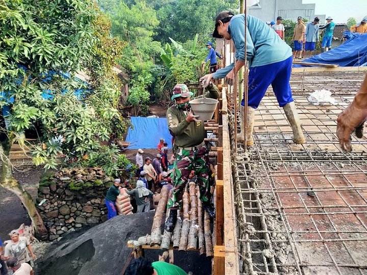 Koramil 0815/12 Ngoro Bersama Warga Cor Masjid At-Taqwa