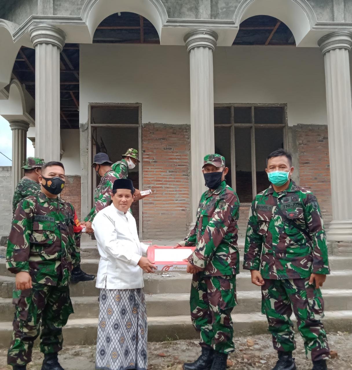 Danrem 082/CPYJ Sumbangkan 500 Dus Keramik untuk pembangunan Panti Asuhan dan Mushola