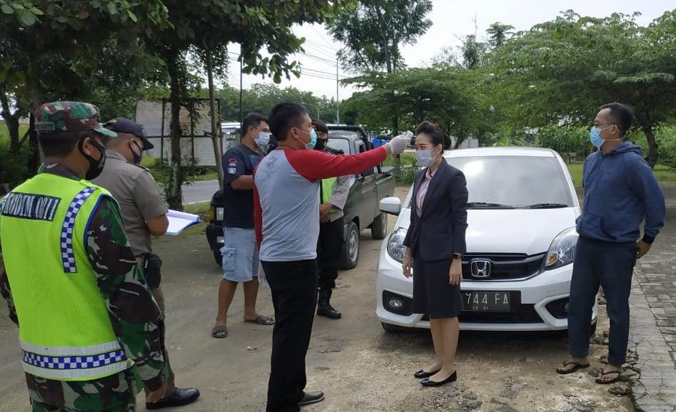 Petugas Gabungan Parengan Tuban Lakukan Penyekatan Kendaraan Masuk