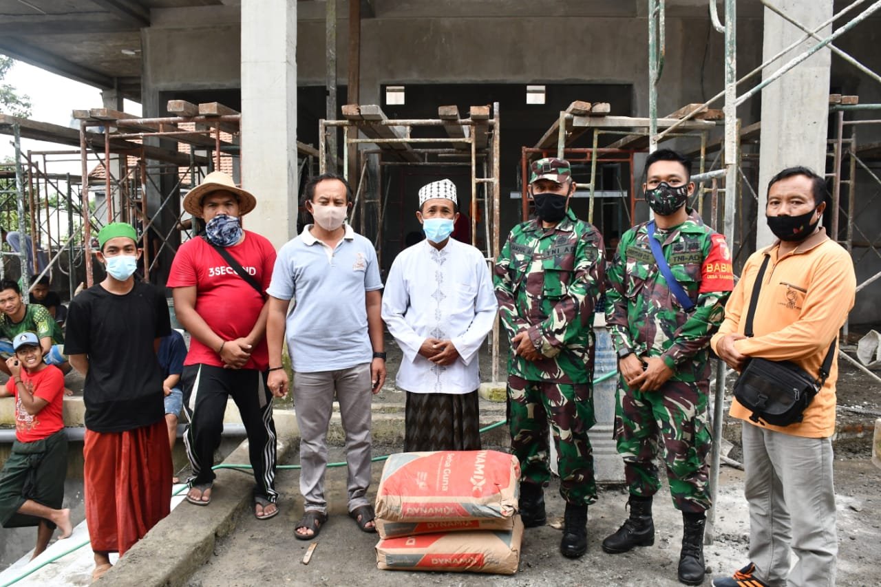 Danrem 082/CPYJ Salurkan Bantuan Semen dan Pasir Ke Pondok Pesantren serta Mushola di Jombang