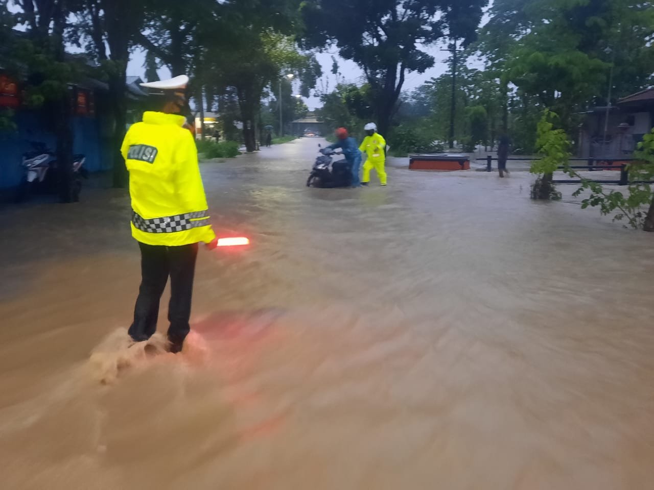 Cegah Terjebak Banjir di Jetis, Polisi Bantu Alihkan Lalu Lintas
