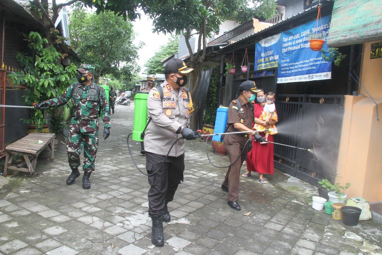 TNI–Polri Bersama Pemkab Mojokerto Semprotkan Disinfektan Di 18 Kecamatan