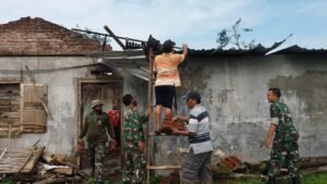 TNI-Polri-BPBD Karya Bakti Benahi Rumah Korban Puting Beliung Di Jetis