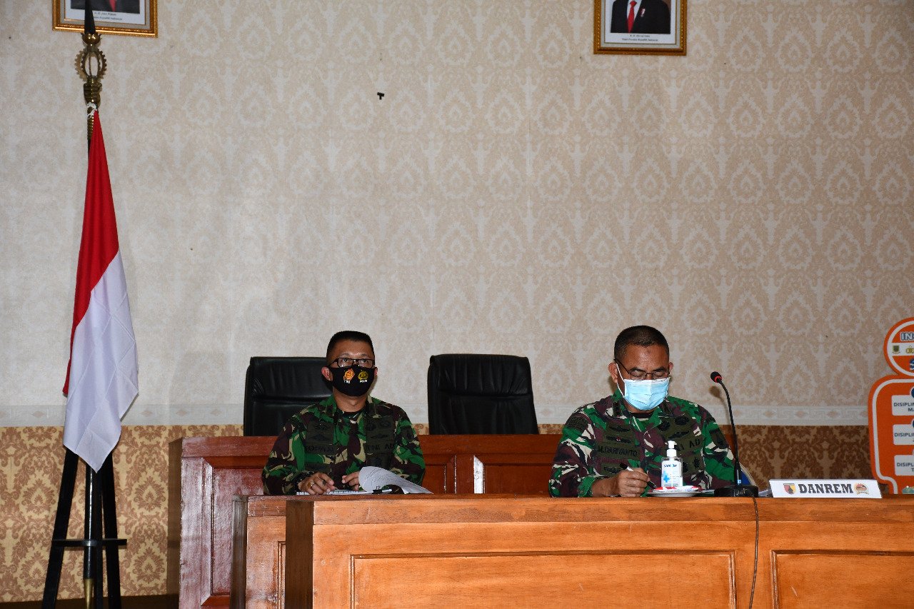 Danrem 082/CPYJ Vidcon dengan Gubernur tentang Pelaksanaan Vaksinasi Covid-19
