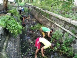 Hadapi Musim Hujan, Warga Makorem 082/ CPYJ Adakan Kerja Bakti Serentak