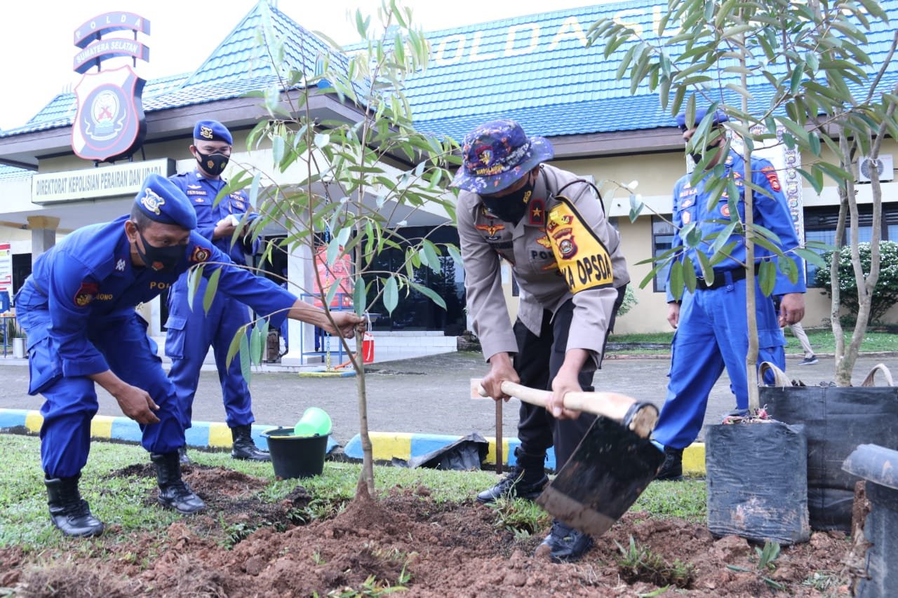 Kapolda Sumsel Menanam Pohon Serentak di Mako Dit Polairud Polda Sumsel