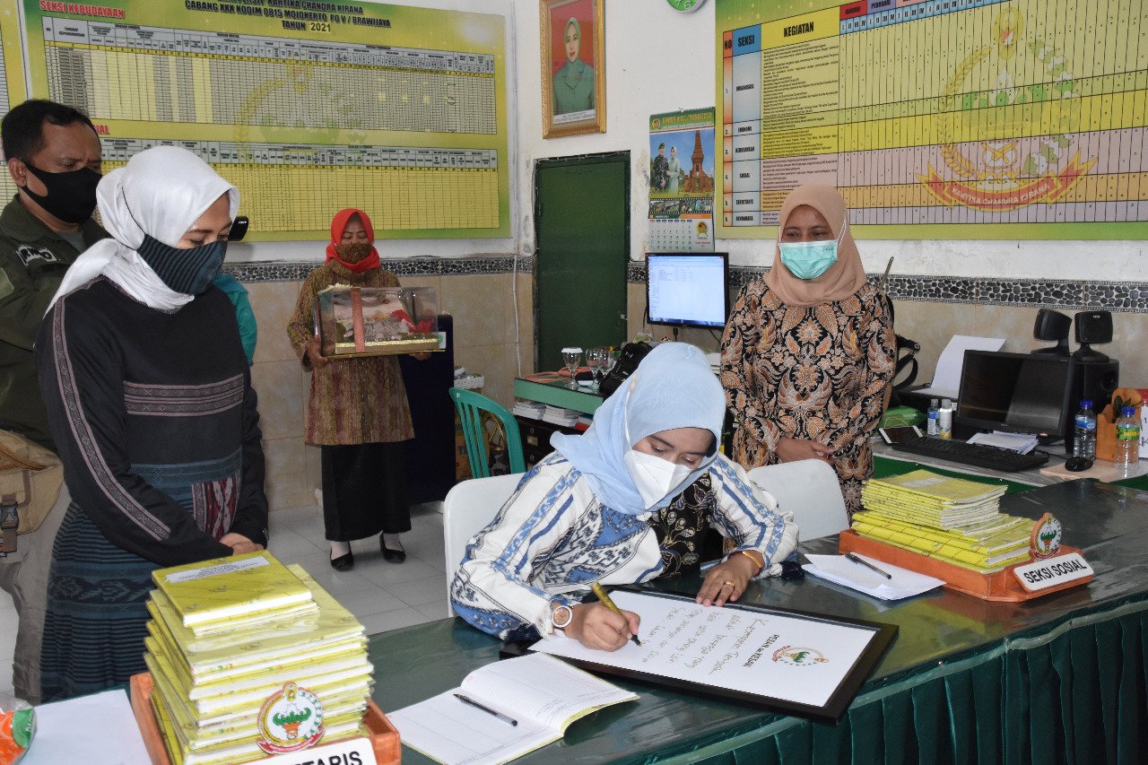 Kunjungan Kerja Ketua Persit Kartika Chandra Kirana PD V Brawijaya ke Korem 082/CPYJ