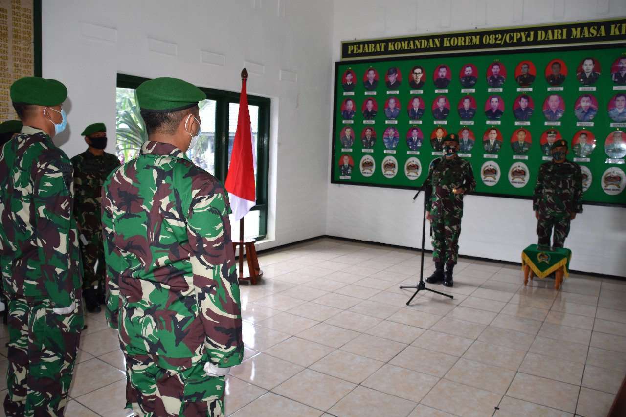 Gelar Acara Tradisi Pindah Satuan, Danrem 082/CPYJ Lepas 2 Prajurit Terbaik