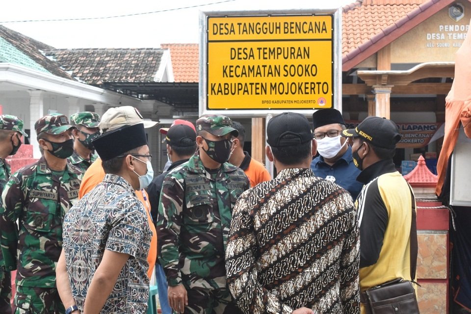 Dandim 0815/Mojokerto Berikan Bansos di Lokasi Banjir Tempuran