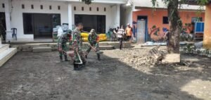 Paska Banjir Tempuran, Koramil 0815/03 Sooko Bersama BPBD & Relawan Bersihkan Fasum