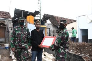 Danrem 082/CPYJ Sumbang 90 Dus Keramik untuk Mushola Al-Hamdan Mojokerto