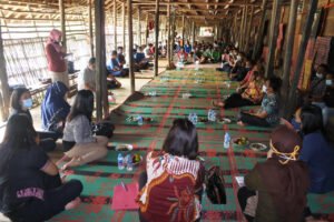 Sekda Sintang Buka Pelatihan Diversifikasi Produk Tenun Ikat di Betang Ensaid Panjang