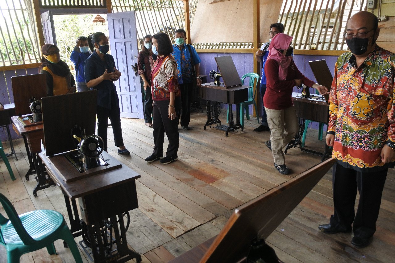 Sekda Sintang Berharap Pengrajin Tenun Bisa Membuat Produk Lain