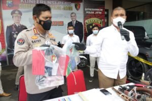 Makelar ini Dimankan Polda Jatim dengan Barang Bukti Berupa Cek Bank 225 M & Uang Tunai 3 M