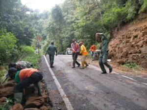 TNI Bersama BPBD & Relawan Bersihkan Material Longsor Di Jalur Cangar – Batu