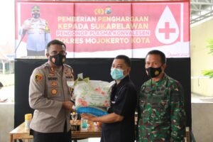 Polresta Mojokerto Berikan Penghargaan pada Sukarelawan Pendonor Plasma Konvalesen
