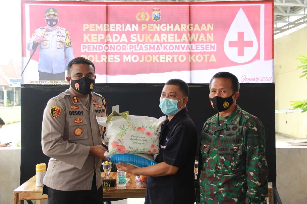 Polresta Mojokerto Berikan Penghargaan pada Sukarelawan Pendonor Plasma Konvalesen
