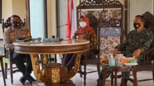 Kapolresta Mojokerto & Ning Ita Vidcon Evaluasi PPKM bersama Forkopimda Jatim