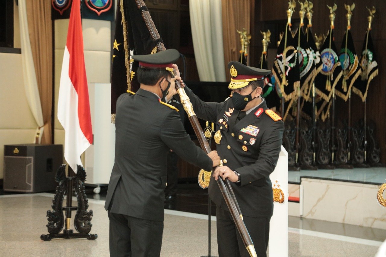 Jenderal Idham Azis Serahkan Panji Polri Tribrata ke Jenderal Listyo Sigit