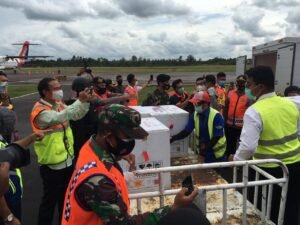 Polres Sintang Lakukan Pengawalan Vaksin Covid-19