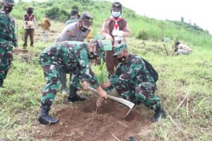 Kodim 0815/Mojokerto Bersama Stakeholder Tanam 1200 Pohon Di Kawasan Rawan Bencana Pacet