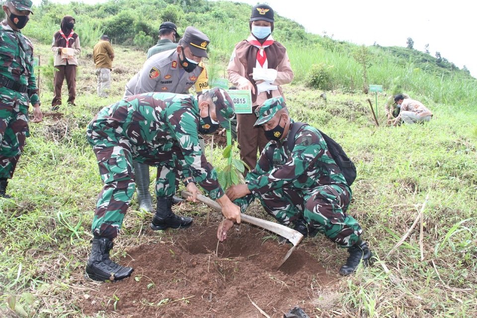 Kodim 0815/Mojokerto Bersama Stakeholder Tanam 1200 Pohon Di Kawasan Rawan Bencana Pacet
