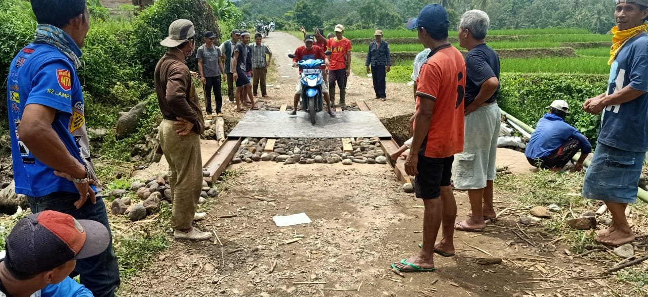 Bupati Pesawaran dengan cepat Terjunkan Dinas PUPR untuk perbaiki jembatan penghubung di Desa Wiyono Gedong Tataan