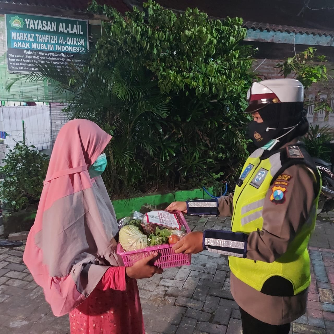 Peringati Hari Gizi Nasional Ke-61, Bhayangkari Cabang Gresik Adakan Bhakti Sosial