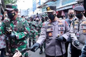 Panglima TNI dan Kapolri Bagikan Masker di Pasar Tanah Abang