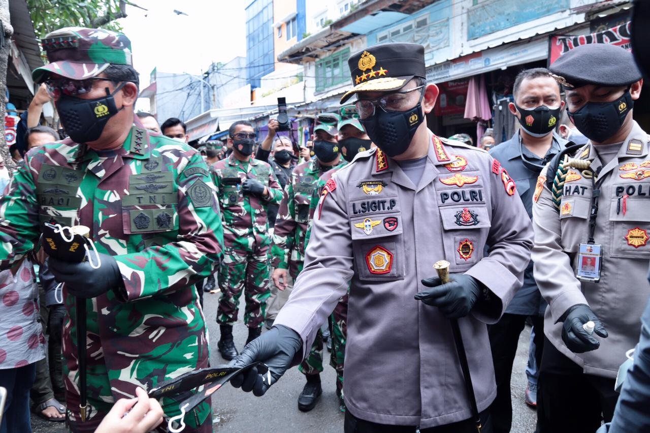 Panglima TNI dan Kapolri Bagikan Masker di Pasar Tanah Abang