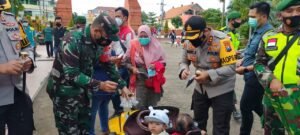 Dandim 0815 & Kapolres Mojokerto Raya Bagikan 2000 Masker