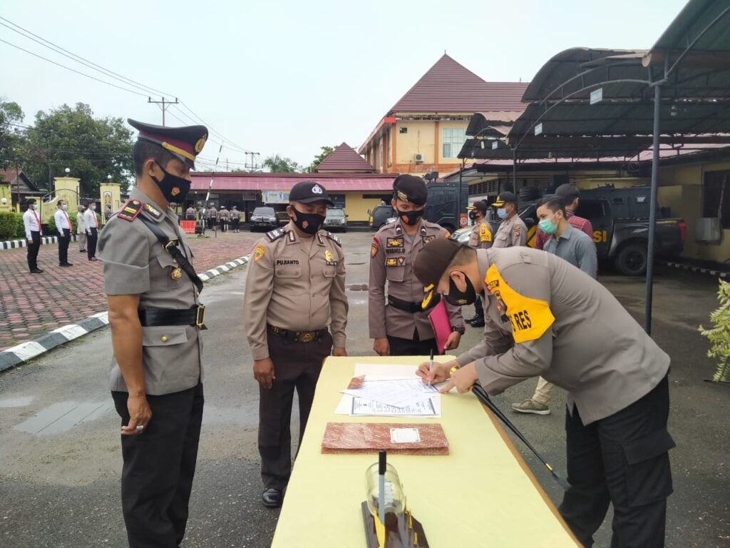 Kapolres Sintang Pimpin Mutasi Dua Kapolsek di Jajarannya