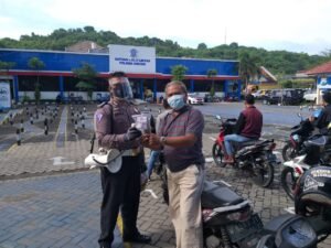 Jaga Imun Tubuh, Satlantas Polres Gresik Bagikan Vitamin kepada Pemohon SIM
