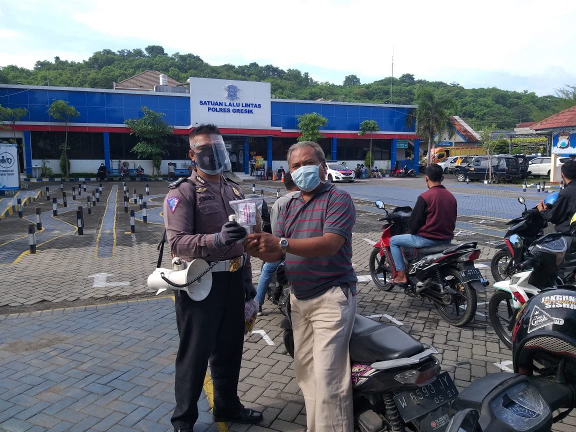 Jaga Imun Tubuh, Satlantas Polres Gresik Bagikan Vitamin kepada Pemohon SIM