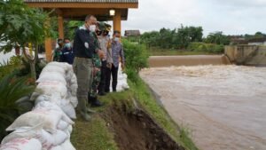 Polresta Mojokerto, Kodim 0815 & Satpol PP Memperbaiki Tanggul Ambrol di Sungai Telusur