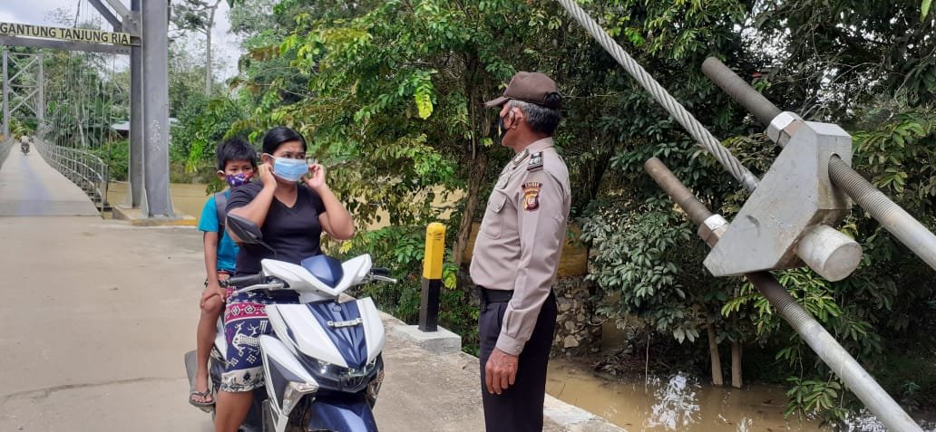 Polsek Sepauk Bagikan Masker Guna Tingkatkan Kesadaran Warga Dalam Penerapan Prokes