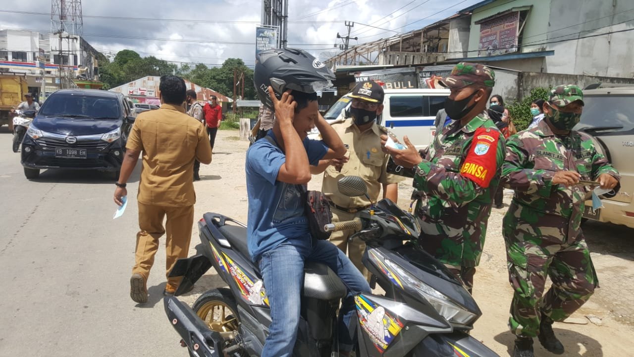 Forkopimcam Sungai Tebelian Giat Bagikan 100 Masker Gratis