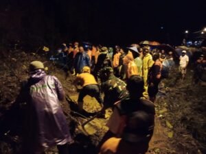 TNI-Polri Bersama BPBD & Relawan Bersihkan Material Longsor Di Jalur Pacet – Trawas