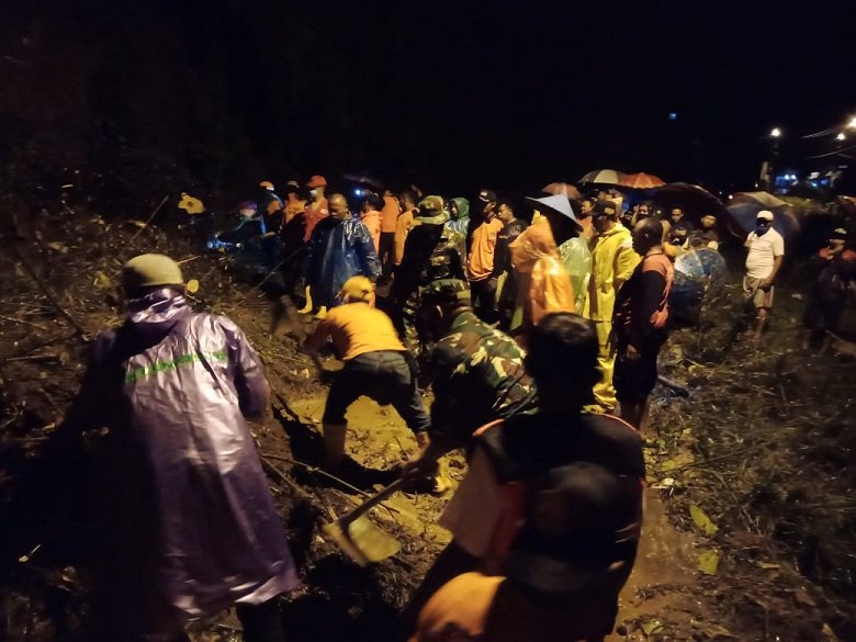 TNI-Polri Bersama BPBD & Relawan Bersihkan Material Longsor Di Jalur Pacet – Trawas