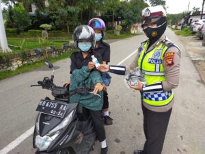 Satlantas Polres Sintang Bagikan Masker & Hand Sanitizer