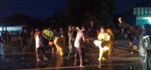 Babinsa Koramil 0815/13 Kutorejo Bersama Stakeholder Evakuasi Pohon Tumbang Dampak Puting Beliung