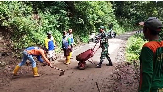 Sinergi Koramil 0815/16 Pacet - BPPD & Perhutani Bersihkan Material Longsor Jurang Gembolo